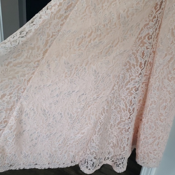 Formal lace gown - Picture 5 of 7